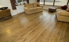 Chọn sàn gỗ tự nhiên hay sàn gỗ công nghiệp cho phòng ngủ?